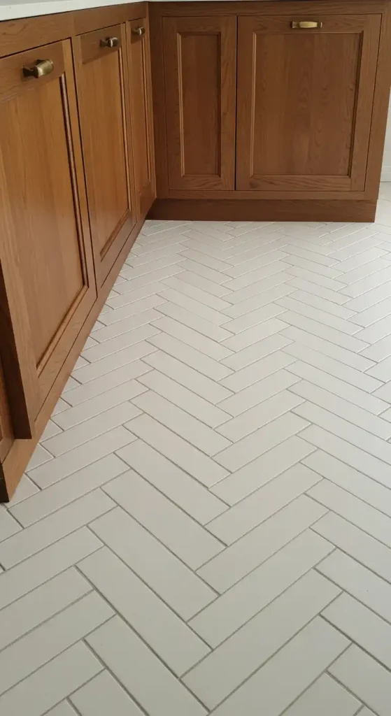 10 Timeless Kitchen Ceramic Tile Flooring Ideas for a Classic Look 18 Herringbone Pattern in Creamy Whites (16)